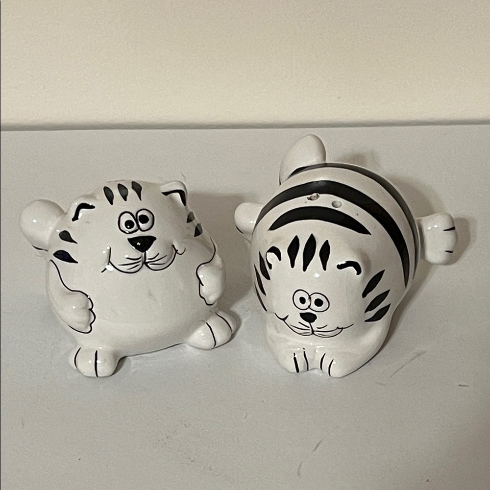 Pier1. Vintage Cute Cat Salt and Pepper Shakers